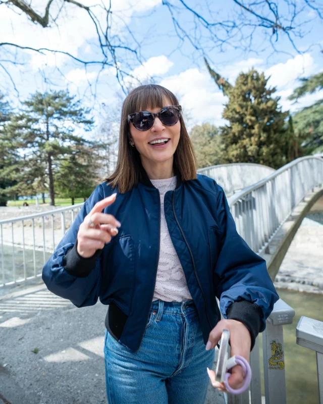 Et si on arrêtait de se juger ?
Et si on décidait, enfin, de se choisir ?

Aujourd’hui, j’ai envie de vous dire une chose :
Le style n’est pas une question de perfection,
c’est une danse entre le corps, l’âme et le vêtement.
Quand on apprend à se connaître,
à s’aimer un peu plus chaque jour,
on s’habille pour se faire du bien,
et non pour plaire aux autres.

Mon travail, c’est ça.
Vous aider à vous reconnecter à votre valeur,
à travers les couleurs, les matières, les formes…
Et surtout, à travers le regard bienveillant que vous poserez enfin sur vous-même.

Sourire, respirer, lâcher prise… et rayonner.
Ça commence par un simple rendez-vous.
Et ça change tout.

#stylecoach #bonheur #femmesinspirantes #confianceensoi #reconnexion #positiveattitude #stylistepersonnelle #lacherprise #seconnaitre #vivrepleinement